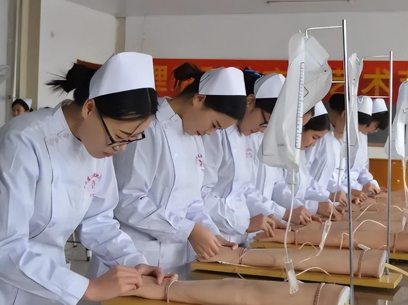 护理专业黄金时代已来！武汉东新电子技工学校助你成为“白衣天使”紧缺人才