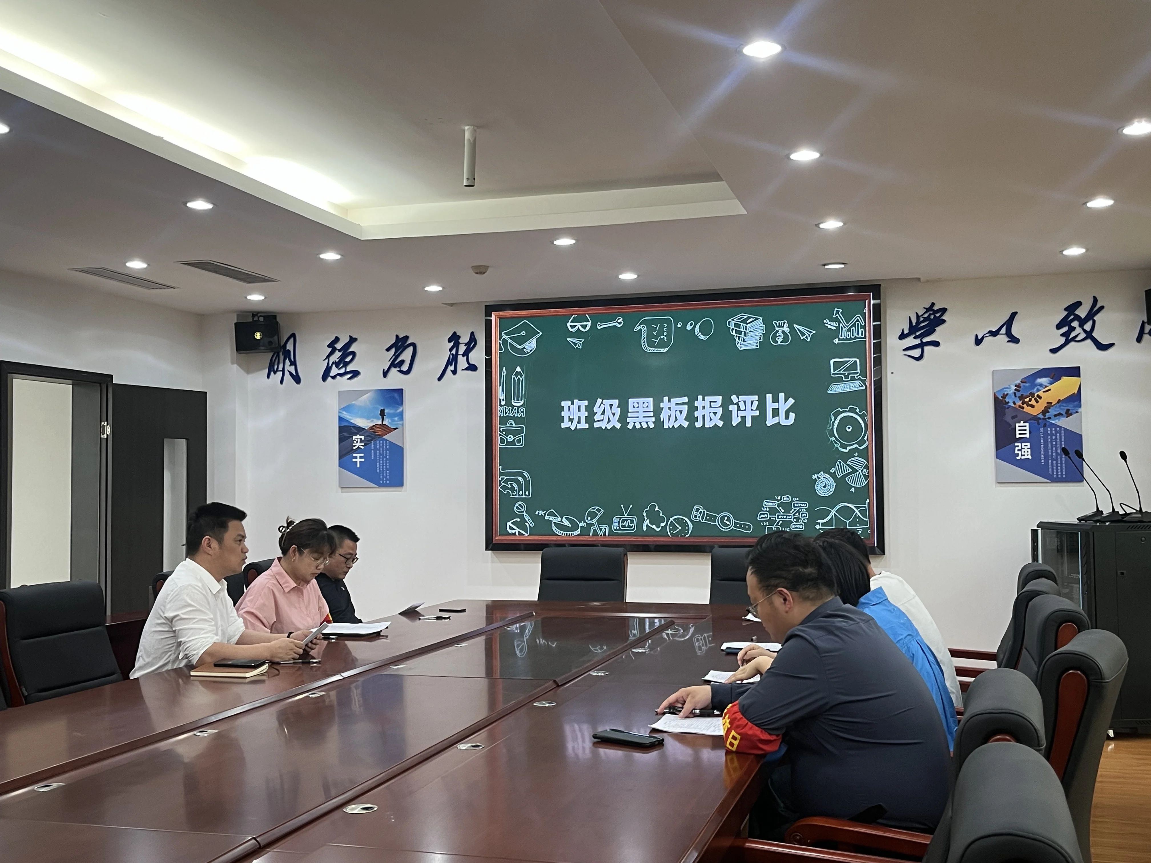 武汉东新电子技工学校巧手绘斑斓 育人细无声——班级黑板报评比活动